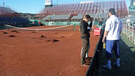 Zniený centrální dvorec v Coquimbu, djit tvrtfinále Davis Cupu Chile - esko. Vpravo kapitán Jaroslav Navrátil