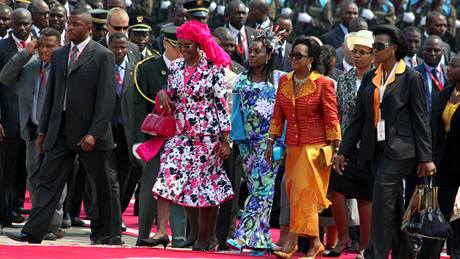 Kongo - 50. výroí nezávislosti. První dáma Konské demokratické republiky Olive Lembe Kabila (v rovém) pichází na vojenskou pehlídku. Kinshasa, 30. ervna 2010