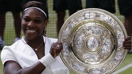 Serena Williamsová s trofejí pro vítzku Wimbledonu