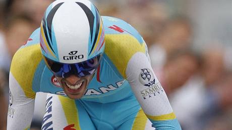 Alberto Contador na trati úvodní asovky na Tour de France