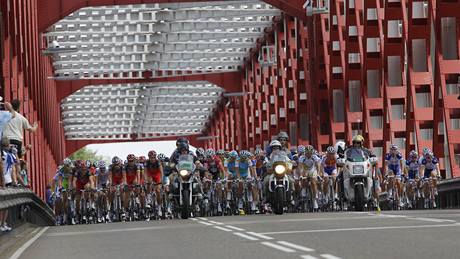 SVORN SPOLU. Peloton uhání do cíle v Bruselu.