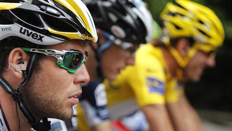 JE NEBEZPENÝ? Britský spurter Mark Cavendish (vlevo) zatím etapovým dojezdm na Tour de France nekraluje.