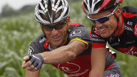 VIDÍ TO? Lance Armstrong (vlevo) vtipkuje se panlem Sanchézem.