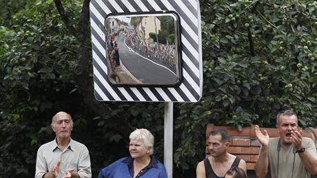 POZOR, ZÁKRUTA. Peloton Tour de France svitl do cílového Gueugnonu.