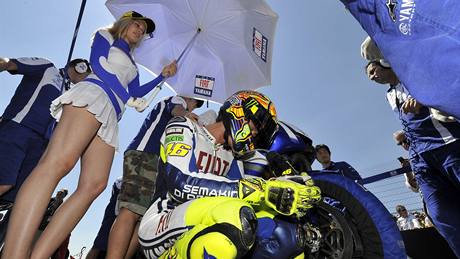 Tahle slečna držela deštník týmu Fiat Yamaha loni Tahle slečna držela deštník týmu Fiat Yamaha loni