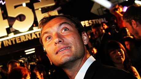 MFFKV 2010 - Jude Law na erveném koberci