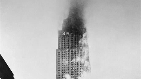 Americký bombardér B-25 narazil v husté mlze do východní ásti mrakodrapu Empire State Building. (28. ervence 1945)