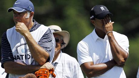 Tiger Woods (vpravo) a jeho caddie Steve Williams, prvn kolo AT&T National 2010.