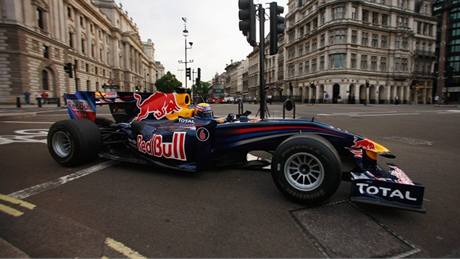 Monopost F1 Red Bull Marka Webbera v ulicích Londýna.