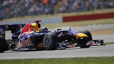 Sebastian Vettel s monopostem Red Bull v tréninku Velké ceny Británie F1.