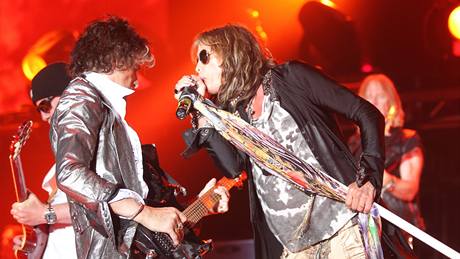 Aerosmith v Praze 1. 7. 2010 (Joe Perry, Steven Tyler)