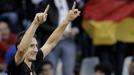 GÓL. Nmecký útoník Klose se raduje z gólu.