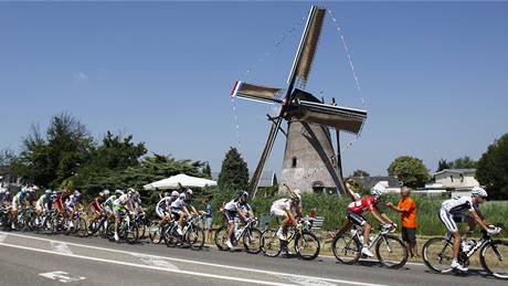 Zaátek Tour de France 2010 se odehrával i ve stínu nizozemských vtrných mlýn.