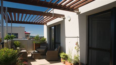 Díky pergole vzniklo na terase píjemné posezení i v horkých letních dnech 