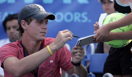 Tom Berdych se podepisuje fanoukm pi turnaji ECM Prague Open