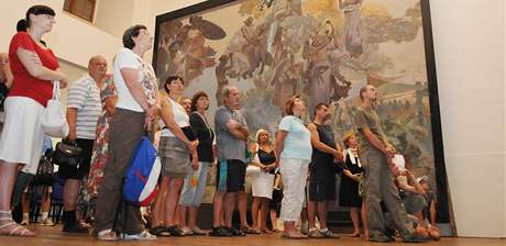 O expozici Muchovy Slovansk epopeje v Moravskm Krumlov byl den ped jejm uzavenm obrovsk zjem (14. ervenec 2010)
