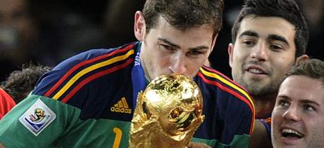 HRDINA. panlský branká Iker Casillas ve finále zlikvidoval nkolik velkých ancí a zaslouen si pak vychutnával radost z vítzství.