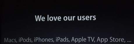 "Milujeme nae uivatele," vyvolal Apple do svta. Problm s antnou pr iPhone 4 nem