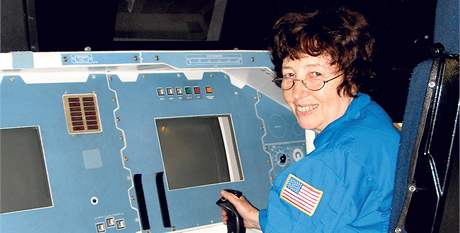 Uitelka praské základní koly Hana Modrová je v kabin simulátoru raketoplánu.