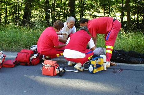 Motocyklistovi po havárii na Bruntálsku nezachránila ivot ani resuscitace.