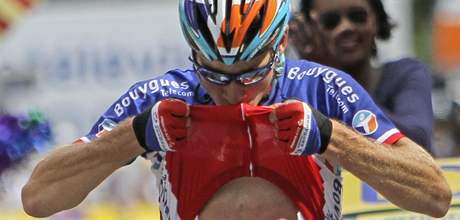 Thomas Voeckler z Francie pi vtznm prjezdu clem 15. etapy Tour de France.