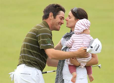 Louis Oosthuizen, vtz British Open 2010, se raduje se svou rodinou