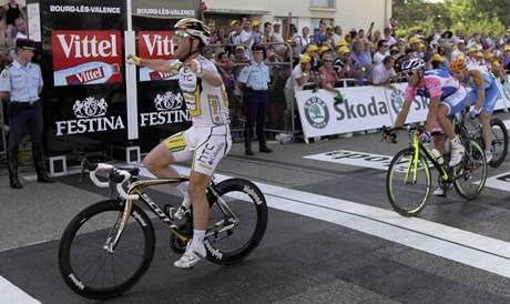 Triumf Marka Cavendishe, kterého ve spurtu 11. etapy Tour de France marn stíhal  Alessandro Petacchi.