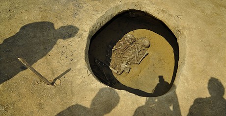 Kromítí archeologové odkryli u Hulína pravký rituální hrob.