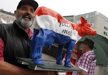 Producenti mlka ze zpadn Evropy protestuj v Bruselu proti ruen mlnch kvt. (12. 7. 2010)