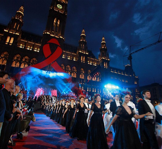 Ples s ervenou stukou. V sobotu ve Vídni probhla charitativní akce Life Ball. ervená stuka je symbolem boje proti AIDS 
