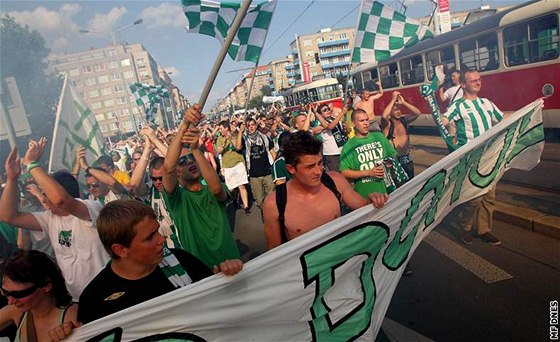 PROTEST. Ped utkáním proti Slavii v prvním kole fanouci Bohemians 1905 protestovali proti sthování do Edenu.