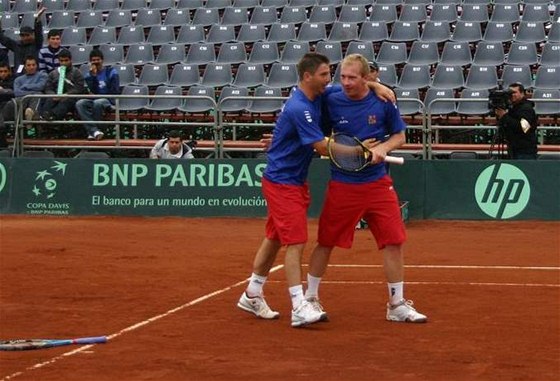 Jan Hájek a Luká Dlouhý se radují z postupového bodu ve tvrtfinále Davis Cupu Chile - esko