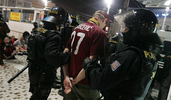 Policie odvádí fanouky Sparty poté, co v Hradci Králové poniili pipravené autobusy
