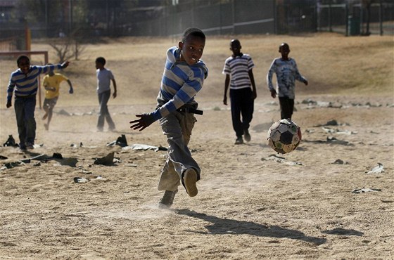 Kluci hrají fotbal v jihoafrickém Johannesburgu, 9. ervence 2010