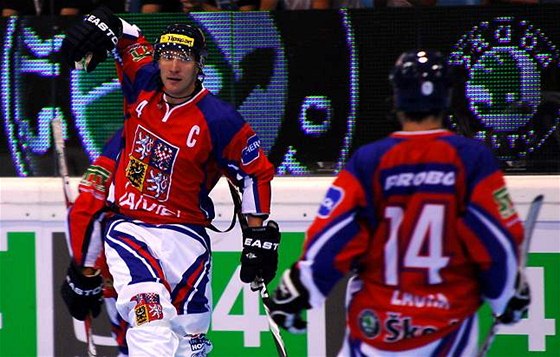 Karel Rachnek slaví gól bhem zápasu in-line hokejist proti Itálii