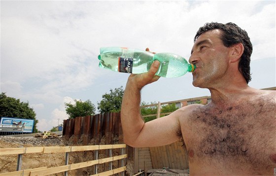 Dlník Gabriel Ivánik, který pracuje na oprav Vídeské ulice v Brn, denn vypije i tyi litry tekutin (13. ervenec 2010)