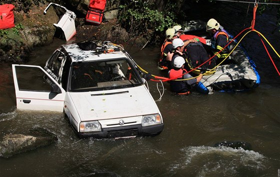 Hasii na Blanensku nacviovali tkou autonehodu se zranním ty osob a pádem aut do eky
