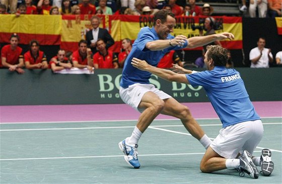 Francouztí tenisté oslavují vítzství nad panlskem ve tvrtfinále Davis Cupu.