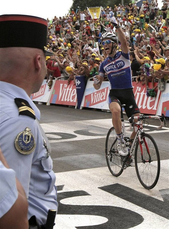 DOKÁZAL JSEM TO! Sylvain Chavanel v zatím nejnáronjí etap letoní Tour de France ujel vem svým soupem a v cíli si mohl vychutnat radost z vítzství.