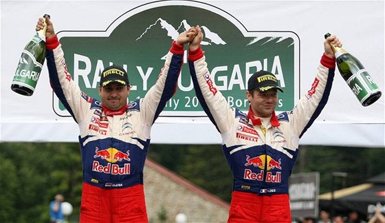 Francouz Sebastien Loeb (vpravo) a jeho navigátor Daniel Elena zdraví diváky po vítzství v Bulharské rallye.