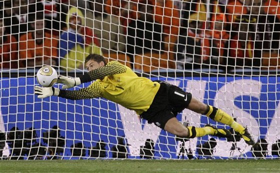 Nizozemský branká Maarten Stekelenburg zasahuje ve finále letoního mistrovství svta.