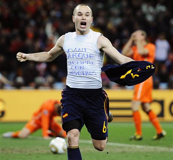 FINÁLOVÝ HRDINA. Andrés Iniesta se raduje z branky, kterou vystelil panlm titul mistr svta.