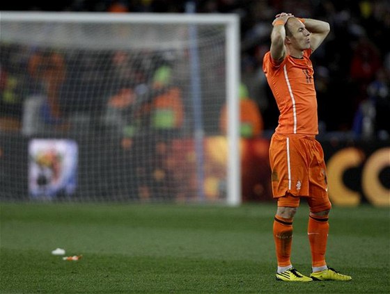 Arjen Robben se drí za hlavu. Nizozemsko závr zápasu nezvládlo, z titulu se radují panlé.