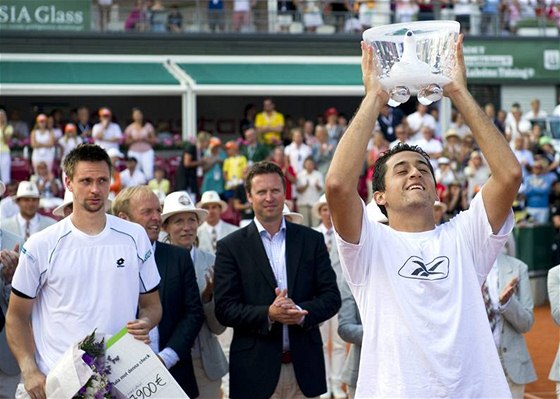 panlský tenista Nicolas Almagro si vychutnává radost z vítzství na turnaji v Bastadu.