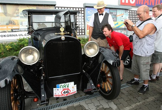 Sraz veterán ped teplickým obchodním centrem Olympia - Dodge z roku 1923 s devnými koly 