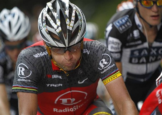 STAROSTI. Lance Armstrong není na letoní Tour zatím úspný a jet ke vemu zaaly federální úady vyetovat jeho údajný doping z roku 2004.