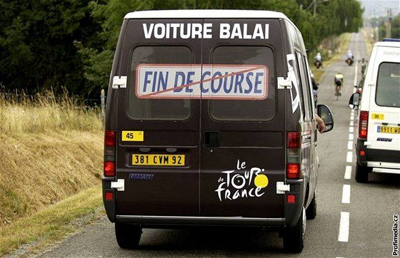 KONEC ZÁVODU. Sbrný vz uzavírá konvoj Tour de France.