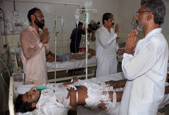 Pákistán. Píbuzní stojí kolem obtí bombového útoku