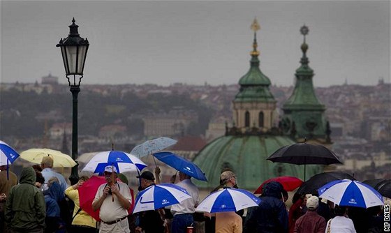 Mimoádn teplé poasí vystídal dé. Na snímku z dneního dne turisté na Praském hrad.