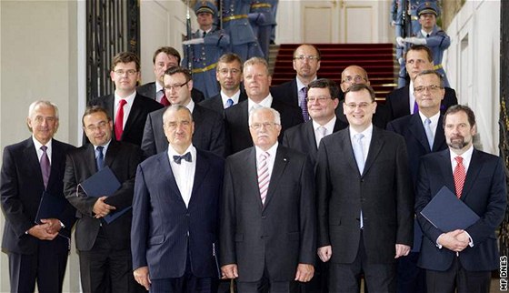 Takto vypadal Neasv kabinet loni v ervenci pi jeho jmenování, nyní v nm u chybí ministr ivotního prostedí Pavel Drobil (ODS) a dopravy Vít Bárta (VV)